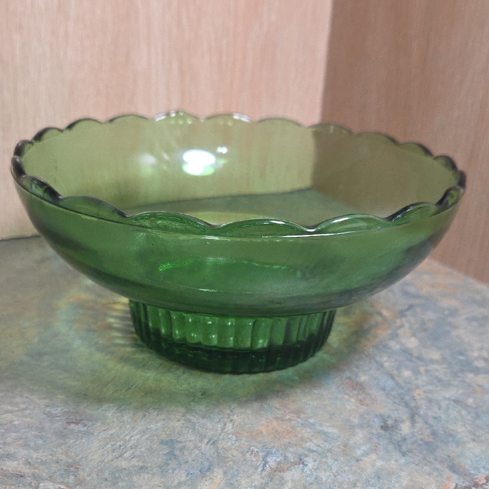 6.5" Green Scalloped Glass Bowl - Picture 1 of 1